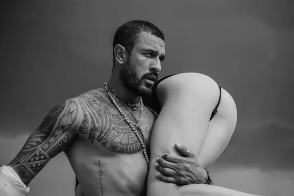 Historia de amor. Hermosa pareja joven. Concepto de amor. Pasión. Momento romántico. Guapo musculoso chico y increíble sexy mujer . —  Fotos de Stock