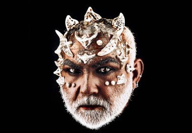 Kanlı gözlü şeytan adam. Cadılar Bayramı afiş için tasarım. Cadılar Bayramı'nda kan makyajlı sakallı adam. Korkunç Halloween iblis adam ile Korku.