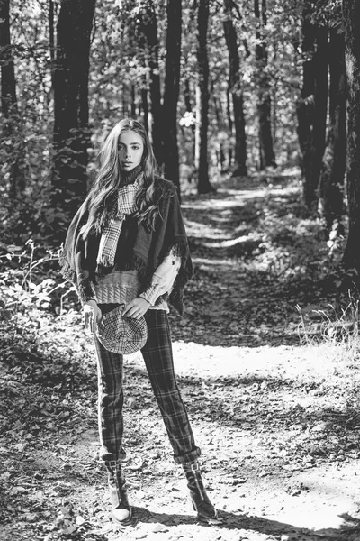 Humeur automnale. Bonne fille à Autumn Park. Portrait d'automne Une femme souriante tient des feuilles d'érable jaunes dans le parc. Joyeux jeune femme dans le parc le jour ensoleillé d'automne. Concept de liberté . — Photo