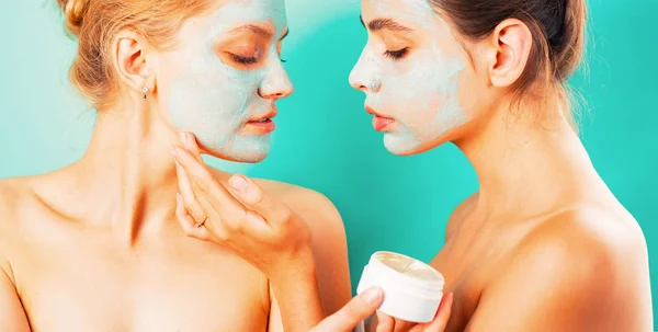 Aplicando máscara de barro. Spa e bem-estar. Meninas amigas irmãs fazendo máscara facial de barro. Cuidado anti-idade. Fica bonita. Cuidados da pele para todas as idades. Mulheres se divertindo máscara de pele. Beleza pura. Produto de beleza — Fotografia de Stock