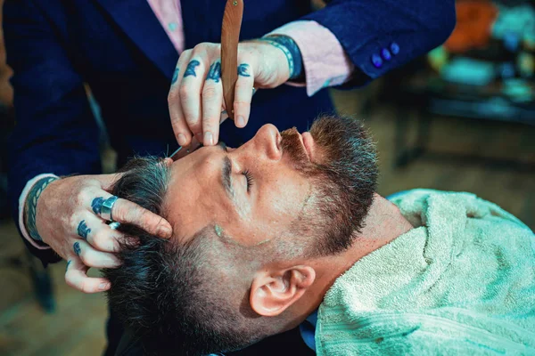 Nápady ohledně Barbershop a holiče. Udělat v holičství perfektní účes. Jemné řezy. Profesionální kadeřnictví na holičství. Příprava vlasů je pouze pro odchlupení. — Stock fotografie