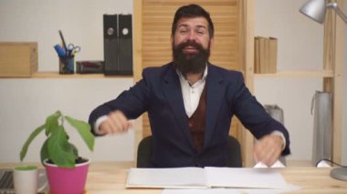 Takım elbiseli genç sakallı işadamı ofiste konuşuyor. Ofis geçmişinde genç kafkas sakallı işadamı röportaj vermek, çok gesturing. Duygusal iş adamı ya da konuşmacı. Duygusal katip.