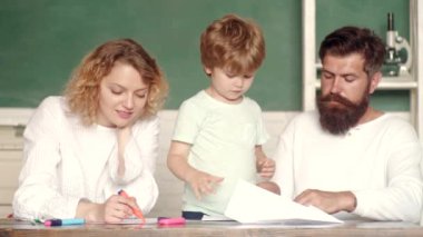 Veli çocuğu okula götürüyor. Neşeli aile yaratıcılık için set ile oynuyor. Ev Aile matematik eğitimi - Veliler matematik çocuklara özel dersler öğretim.