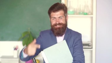 Eğitim ve öğrenme insanlar kavramı - kara tahta yakın kadın Öğretmen. Dünya Öğretmenler Günü. Lise kavramı kopyalama alanı. Üniversitede sınav. İyi öğretmenler öğretimden zevk alır.
