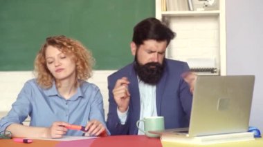 Sınıfta Güzel Öğretmenler çift. Üniversitede sınav. Üniversite öğrencileri. Kampüsteki üniversite öğrencileri. Öğretmenler sınıfta çift. Lise konsepti.