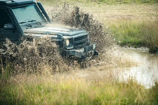 Off road car on mountain road. Offroad travel on mountain road. Mud and water splash in off-road racing. — Stock Photo, Image