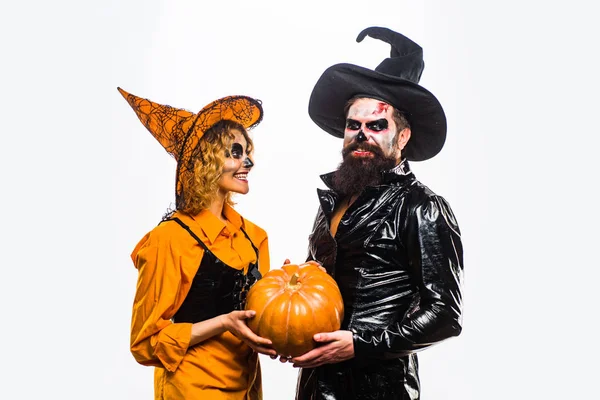 Jeunes femmes sorcière en chapeau d'Halloween et homme barbu sur fond blanc isolé . — Photo