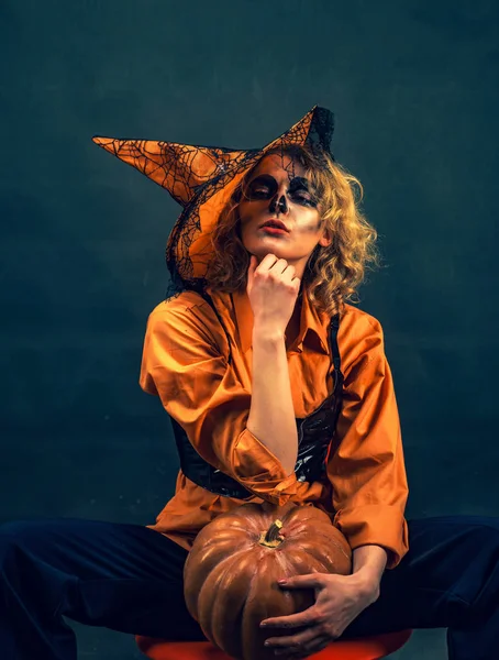 Szczęśliwej wiedźmy Halloween z jasnym makijażem. Jack-o-latarnia. Święto jesieni Halloween. Halloween czarownica z rzeźbioną dynią. — Zdjęcie stockowe