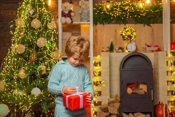 Serviço de entrega de inverno para crianças. Criança feliz com caixa de presente de Natal. Miúdos giros a celebrar o Natal. Férias de celebração de Natal . — Fotografia de Stock