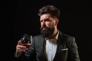 Barman veya Barmen konyak servisi yapmaktadır. Konyak ya da viski ile Retro vintage adam. Sommelier adam. Konyak cam ile kendinden emin iyi giyimli adam.