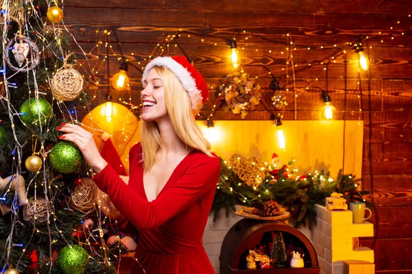 Donna decorare l'albero di Natale e divertirsi. Donna sensuale che addobba l'albero di Natale con la bagattella. Preparazione di Natale - ragazza di lusso che festeggia l'Anno nuovo . — Foto Stock