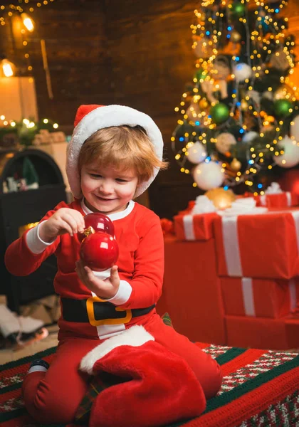 Och szczęśliwy dzień. Radość i szczęście. Momenty z dzieciństwa. Chłopiec dziecko Santa trzymać prezent świąteczny. Koncepcja obsady Świąteczna. Dziecko wesoły twarz dostał prezent w Świąteczna skarpeta. Zawartość Świąteczna obsada — Zdjęcie stockowe