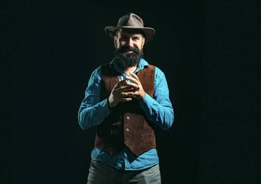 Alkol içeceği. Degukasyon ve tatma. Sommelier 'in pahalı içki tadı var. Viski ya da viskili antika bir adam. Viski zarif..