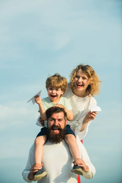 Concept de famille amicale. Couple romantique rétro hipster amoureux d'un enfant heureux. C'est drôle. Les gens s'amusent dehors. Adoptez un enfant. Père mère et fils s'amuser et jouer dans la nature . — Photo