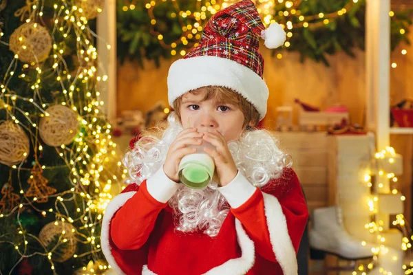 Veselé Vánoce. Den díkůvzdání a Vánoce. Mléko a perník sušenky pro Santa na vánočním pozadí. Ježíšské dítě a konzumní sušenky. — Stock fotografie