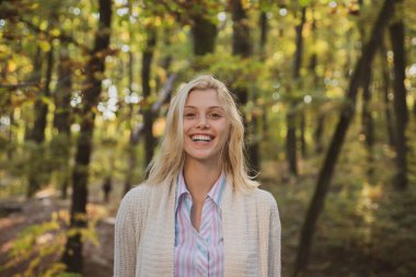 Mutlu genç kadın sonbahar güneşli gün için hazırlanıyor. Kadın mutlu sonbahar. Açık havada yürüyen güzel kadının portresi.