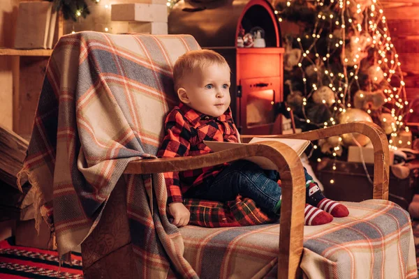 Mi primera magia navideña. Feliz Navidad y feliz año nuevo. Feliz infancia. Niño pequeño relajarse en casa en la víspera de Navidad. Cree en el milagro de Navidad. Vacaciones de invierno. Deseo conocer a Santa Claus —  Fotos de Stock