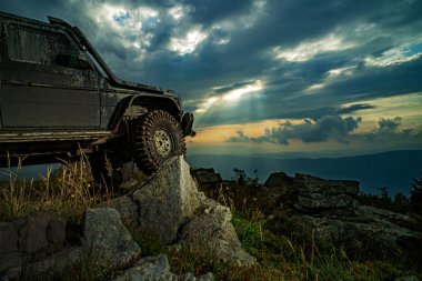 Off road araba için amortisör. 4x4 sürücü için seyahat ve yarış konsepti kapalı yol araç. Dağ yolunda offroad araba. Emiciler ile araba frenleri. Araba lastiği. Offroad için lastik.