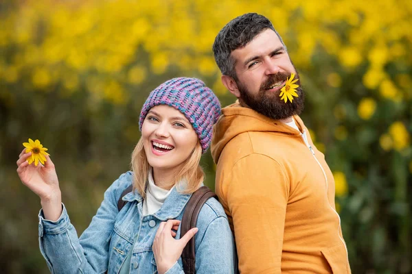 Mode Herbst Porträt Frau und Mann mit gelben Ahornblättern auf Naturhintergrund. Herbst- und Laubherbstträume. Hallo Herbst. Herbst-Liebesgeschichte - Porträt eines verliebten Paares. — Stockfoto