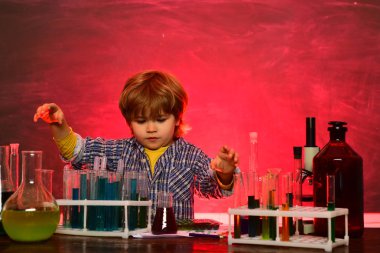 Mutlu gülümseyen öğrenci masada çizim. Küçük bir kimya deneyiydi. Deney. Kimya bilimi. Okula geri dön. Okula ve evde eğitime geri dönelim. 1 Eylül