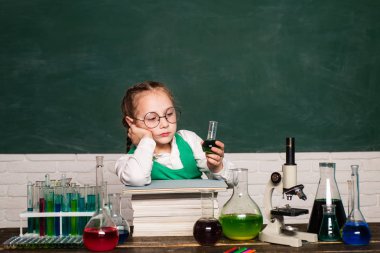 Kimyada öğretilenler. Ders Planları - Ortaokul Kimya. Fen Dersi. Küçük bir kimya deneyiydi..