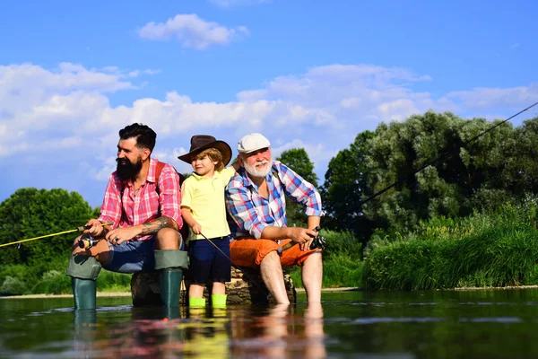 Pesca a mosca. Padre, figlio e nonno si rilassano insieme. Veniamo insieme. Generazione familiare e concetto di persone. Hobby e attività sportive . — Foto Stock