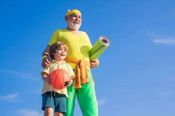 Stile di vita urbano moderno concetto di vita sana. Sport estivo e stile di vita divertente. Allenatore sportivo e ragazzo con pallone da basket. Sport per bambini . — Foto Stock