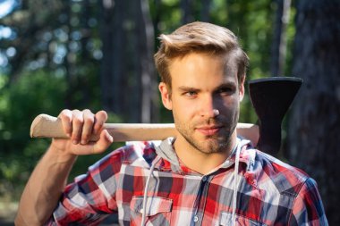 Ciddi yüzünde Lumberjack omuz balta taşır - portre kadar yakın. Elinde baltaolan oduncu. Sıkı çalışmadan sonra dinlenme.