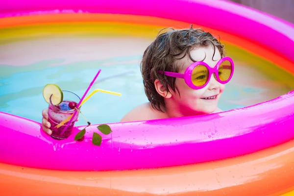 儿童玩耍和活跃的休闲 - 游泳池的概念.鸡尾酒饮料。巴哈马的加勒比海。孩子们在游泳池里玩耍。孩子在夏天玩得开心. — 图库照片