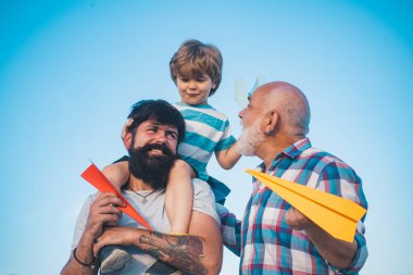 Üç erkek nesli. Nesil kavramı. Uçak uçmaya hazır. Üç farklı nesiller yaş: dedesi baba ve çocuk oğlu birlikte.
