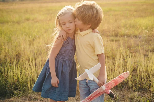 Letní prázdniny-milostné Romance a koncepce lidí. Lidské emoce děti mají první lásku. Koncept v dětství. Vzpomínky z dětství-první láska — Stock fotografie