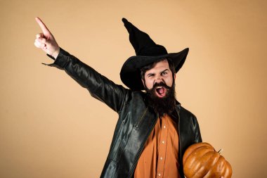 Kabak ile Halloween adam - Tatil kutlama kavramı. Cadılar Bayramı boncuklu adam balkabağı tutun - portre. Mutlu Cadılar Bayramı - yakışıklı adam izole. Cadılar Bayramınız Kutlu Olsun.