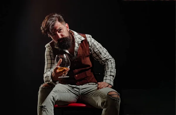 Alcoholism and alcohol addiction and people concept. Arrêtez la dépendance à l'alcool. Un bel homme barbu tenant un verre de whisky. Jeunes gens divers. — Photo