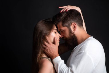 Sevgi dolu bir adam öpüşen kadını okşuyor. Şehvetli bir dokunuş. Sırlar fantezisi. Memnun kız arkadaşı ve erkek arkadaşı romantik an zevk.