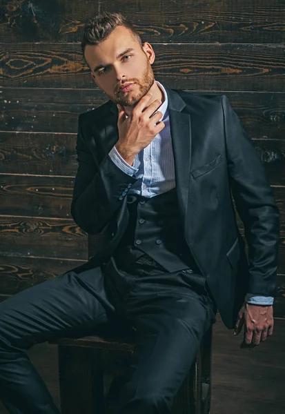 Sucesso empresarial. Ambição e individualidade, bem-sucedidas. Empresário a trabalhar. Homem elegante de fato. Moda de terno de homem moderno. Homem de fato clássico. Homem de sucesso. negócio masculino moda olhar — Fotografia de Stock