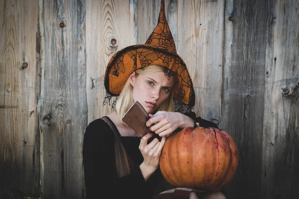 Concepto de horror de Halloween. Preparación Halloween vacaciones. Mujer sensual en disfraz de bruja de Halloween con gato o linterna. Diseño de arte Halloween. Jack-o-linterna . —  Fotos de Stock