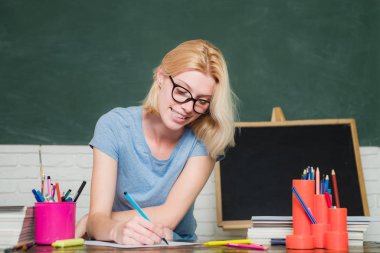 Öğrenme ve eğitim kavramı. Öğrenci. Lise kavramı - kopya alanı. Okul öğrencisi. Genç mutlu öğrenci. Üniversite öğrencisinin portresi.