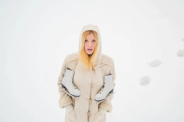 Wintermodel mit stylischer Strickwintermütze und Handschuhen. schöne Frau genießt den ersten Schnee. Schnee-Winter-Konzept. — Stockfoto