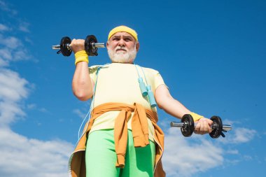 Kıdemli sportmen halter kaldırıyor. Yaşlı adam egzersiz.