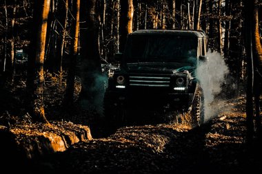 Off-road araç dağa gidiyor. Off-road yarışlarında çamur ve su sıçraması. Sefer offroader. Yol macerası. Macera yolculuğu. Çamurlu bir alanda izler.