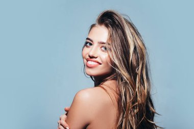 Gülümseyen zarif kadının moda sanat stüdyosu portresi. Parlak makyaj ile güzel kadın model Glamor moda portre. Kozmetoloji. Güzellik sağlıklı cilt. Yüksek moda görünüm.