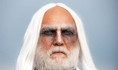 Şapkalı Korkunç Cadılar Bayramı adamı - stüdyo yakın çekim. Lanet profesyonel makyaj ile Halloween Devil. Kan makyajlı Cadılar Bayramı sakallı adam.