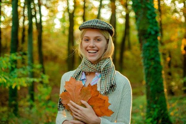 가을 배경에 금박을 들고 아름 다운 섹시 한 젊은 여자입니다. 가을 화창한 날을 준비하는 행복한 젊은 여성. 가을 행복한 사람들. — 스톡 사진