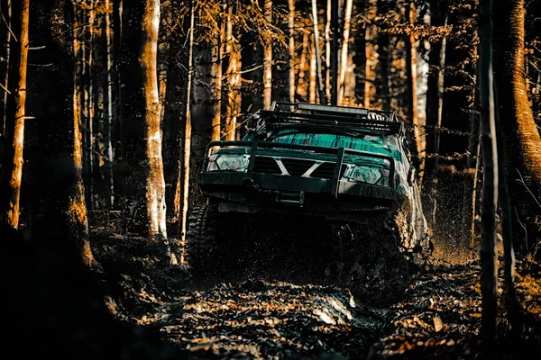 Resekoncept med stor 4x4 bil. Safari SUV. Jeep utomhus äventyr. Väg äventyr. Äventyrsresor. Rally Racing. Bäst av vägfordon. — Stockfoto