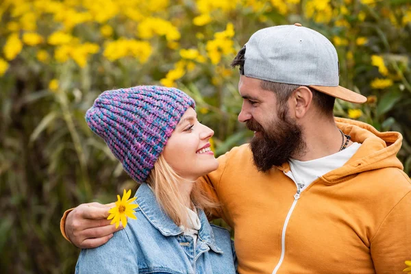 Unbekümmerte junge Frau mit gutaussehendem bärtigen Mann im trendigen Vintage-Pullover oder Pullover. Hallo Herbst. Romantisches Herbst-Paar posiert vor Naturkulisse. — Stockfoto