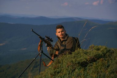 Hunter Büyük oyun veya küçük oyun. Kapsam Tespit Hayvanlar ile Güçlü Tüfek ile Hunter. Silahlı bir erkek. Silahlı adam avcısı.