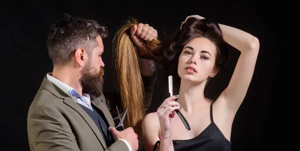 Barbeiro - raspas e aparas. Cuidado com a barba. Homem barbudo cortando o cabelo por cabeleireiro e sentado na cadeira na barbearia. Tesoura de barbeiro e navalha reta . — Fotografia de Stock