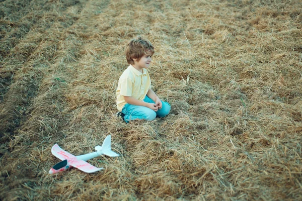 小さな男の子が泣く泣いている子供悲しい感情だ子供の問題田舎と子供時代. — ストック写真