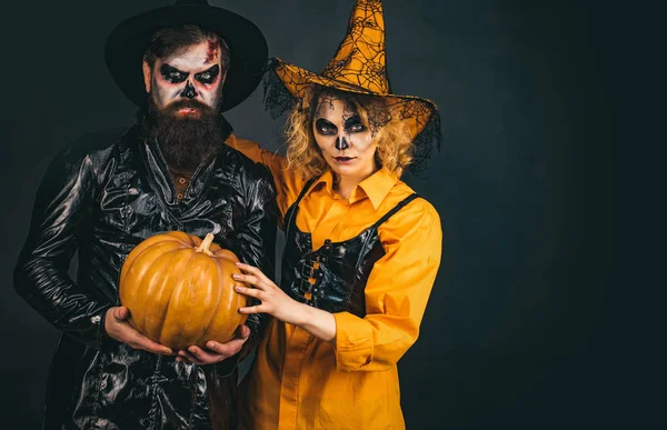 Mode Glamour Halloween. Jeunes femmes sorcière en chapeau d'Halloween et homme barbu sur fond noir . — Photo
