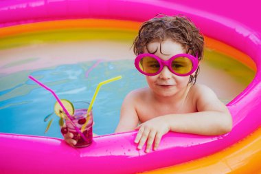 Spa yüzme havuzunda dinlenebilirsiniz. Havuzda dinlenen mutlu küçük çocuk. Küçük çocuk havuzda eğleniyor. Havuzda mutlu bir şekilde yüzüyor. Çocuklar mutlu.